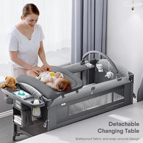 Berço de bebê 4 em 1, embale e brinque, berço de cabeceira, trocador de fraldas – Vem com colchão, mosquiteiro, armazenamento inferior e barra de brinquedo para recém-nascidos e crianças - Imagem 2
